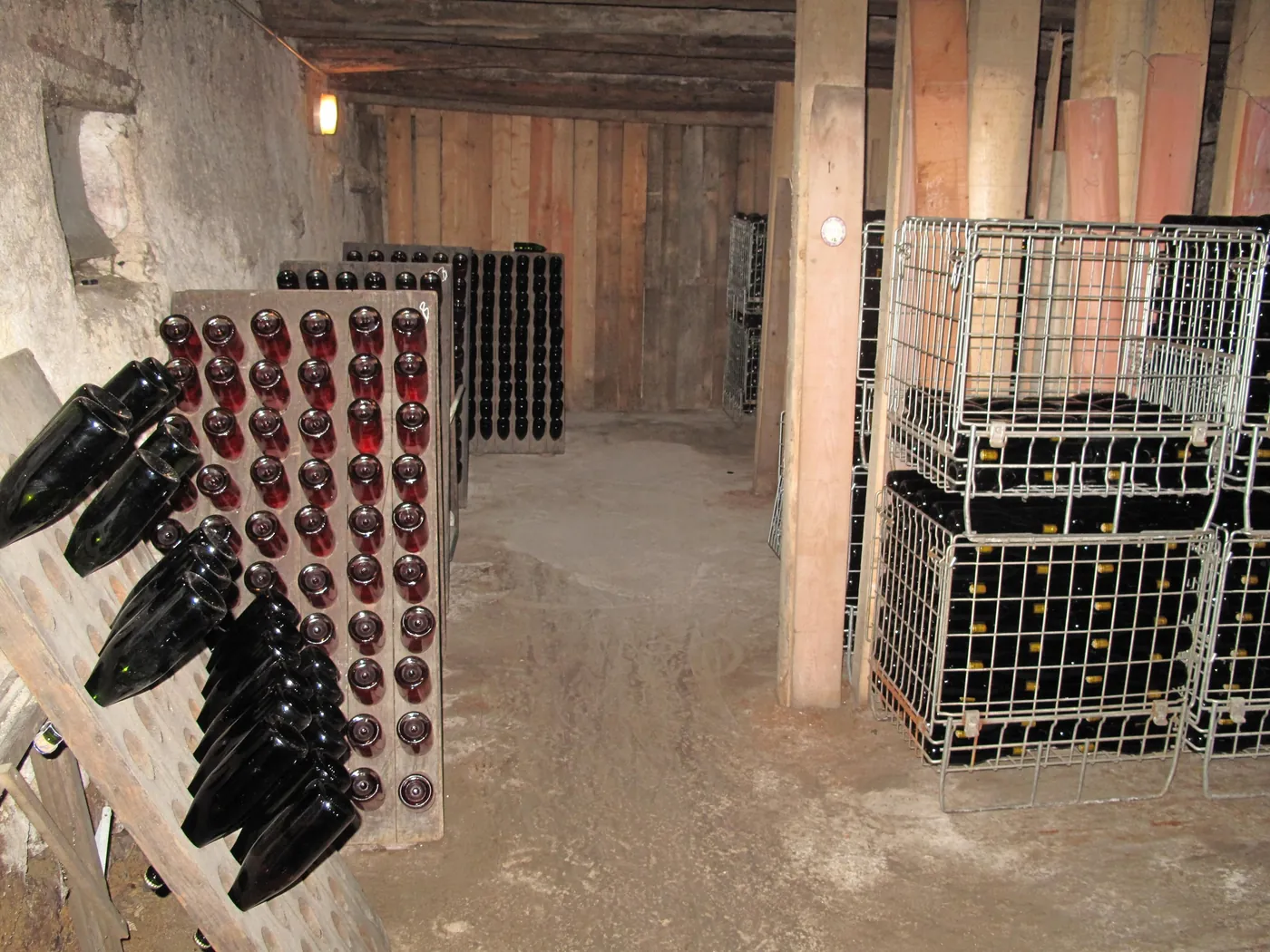 Bouteilles sur pupitres dans la cave