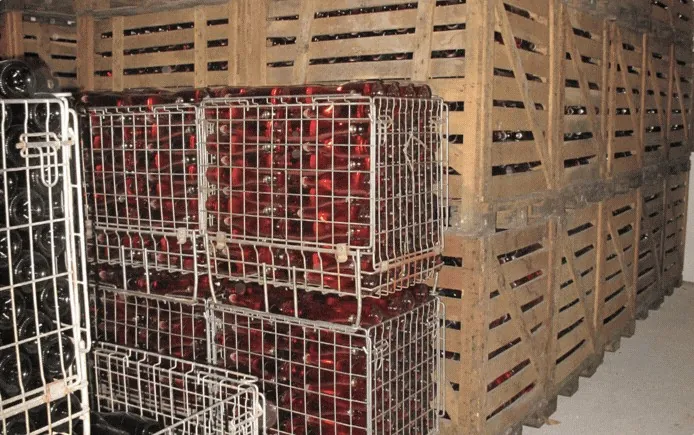 Les réserves de bouteilles en caisses